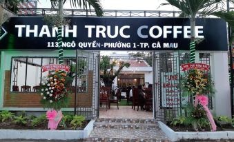 Góc nhìn bên ngoài khách sạn với không gian xanh mát