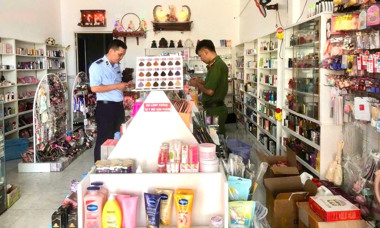 Đội Quản lý thị trường số 1 kiểm tra điểm kinh doanh mỹ phẩm hoạt động chủ yếu qua mạng xã hội ở xã Lý Văn Lâm