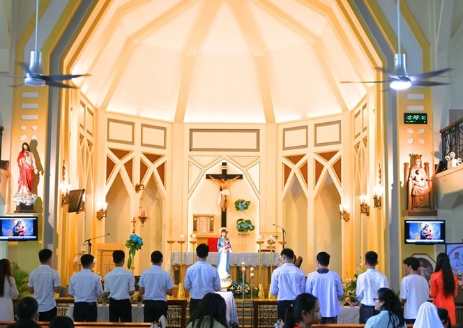 Toàn cảnh không gian linh thiêng của một nhà thờ Công giáo, nơi diễn ra các nghi thức phụng vụ