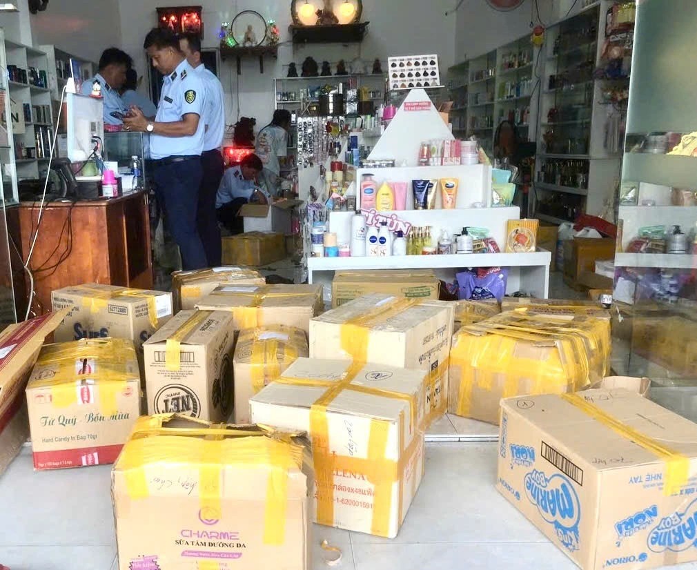 Đoàn kiểm tra thuộc Đội Quản lý thị trường số 1 tiến hành kiểm đếm, niêm phong tạm giữ hàng hóa