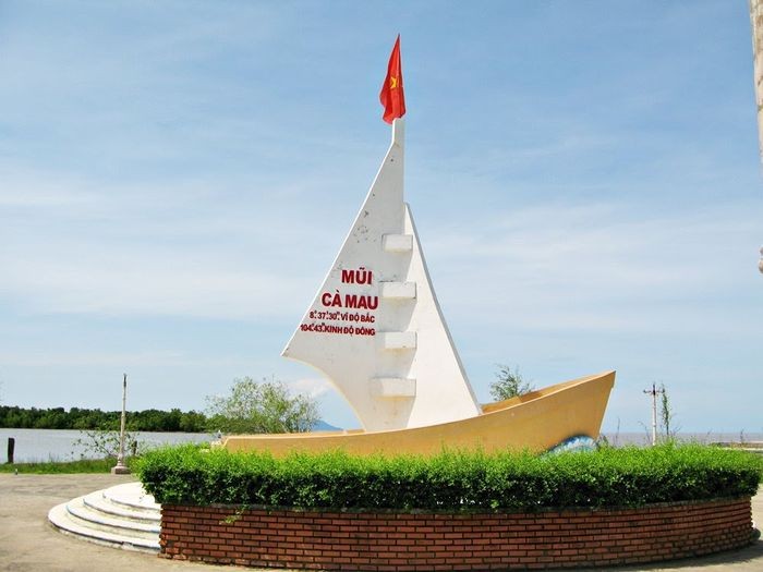 Mũi Tàu Cà Mau vươn ra biển lớn