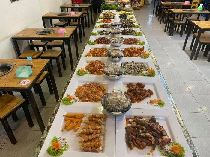 Thịt bò và hải sản tươi ngon sẵn sàng cho bữa tiệc lẩu nướng