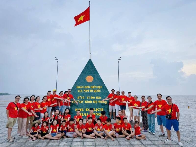 Đoàn khách du lịch ghé thăm Khai Long