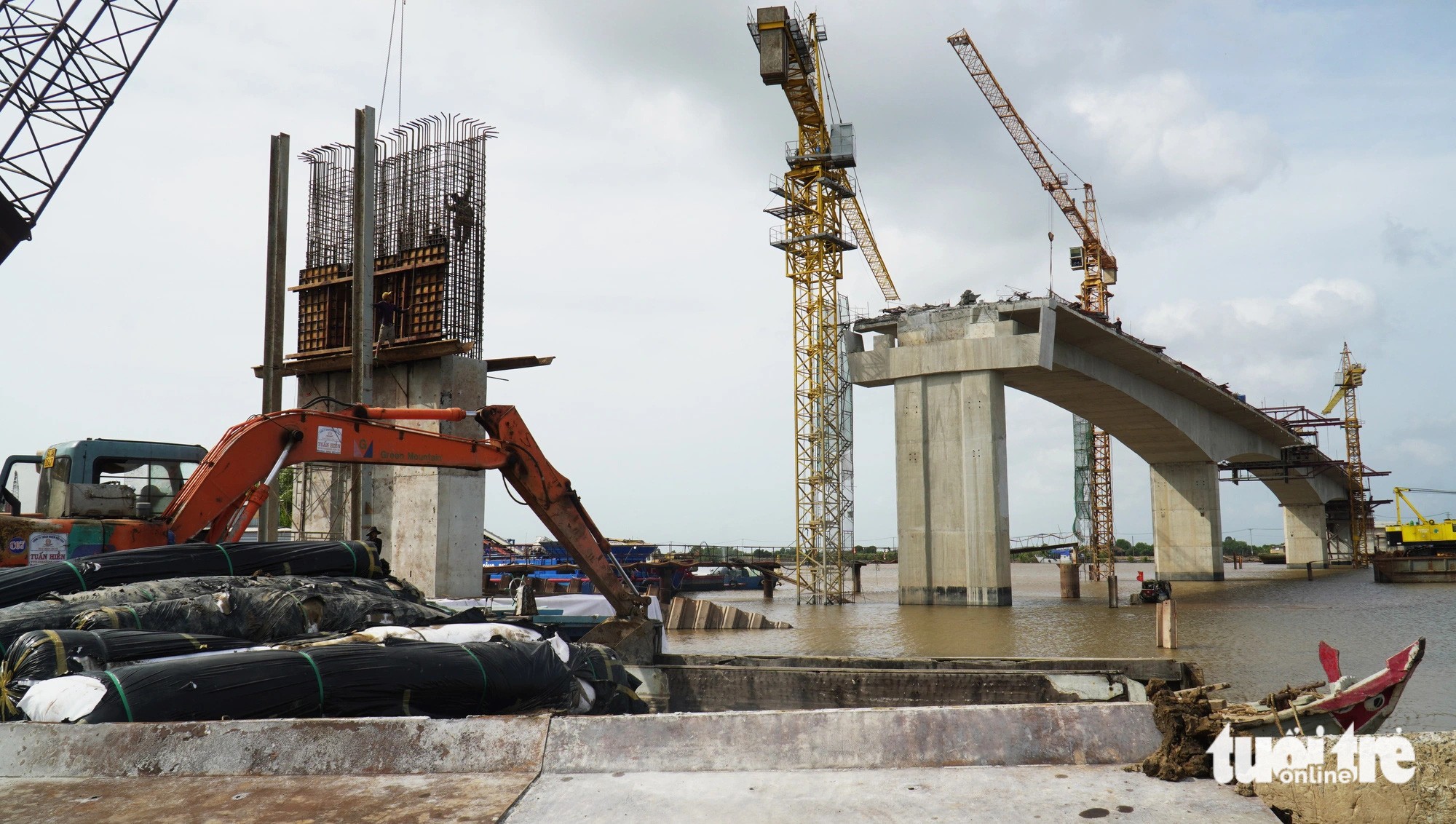 Các thiết bị hạng nặng được huy động tối đa phục vụ công trình cầu