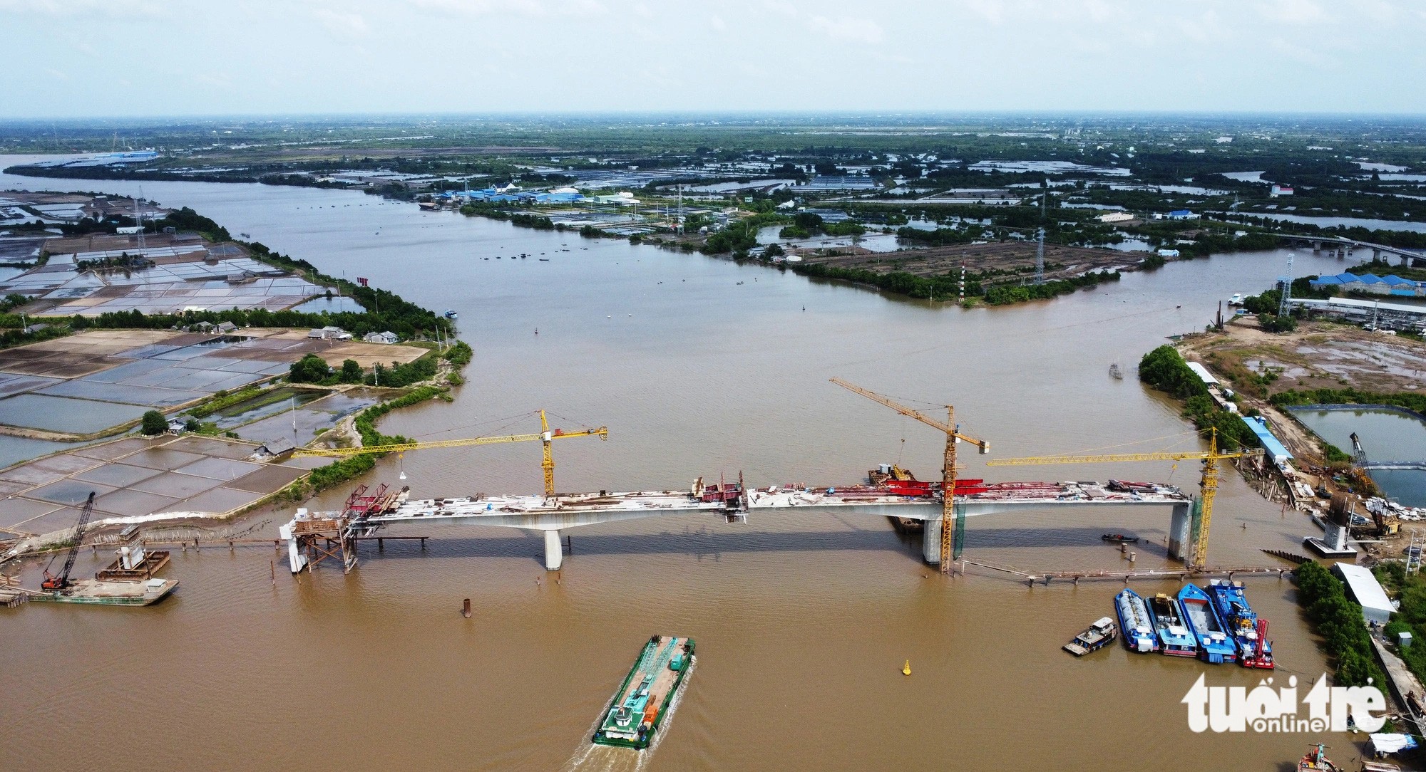 Toàn cảnh cầu Gành Hào đang dần hoàn thiện trước ngày hợp long vào tháng 12