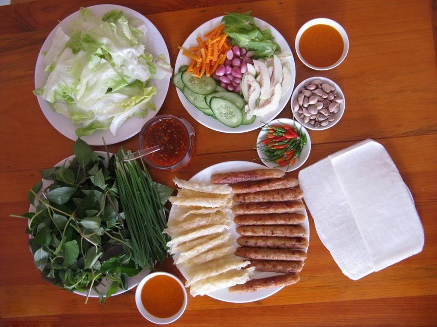 Nem nướng ngon nhất ở phần nước chấm đậm đà, bùi bùi, càng ăn càng cuốn