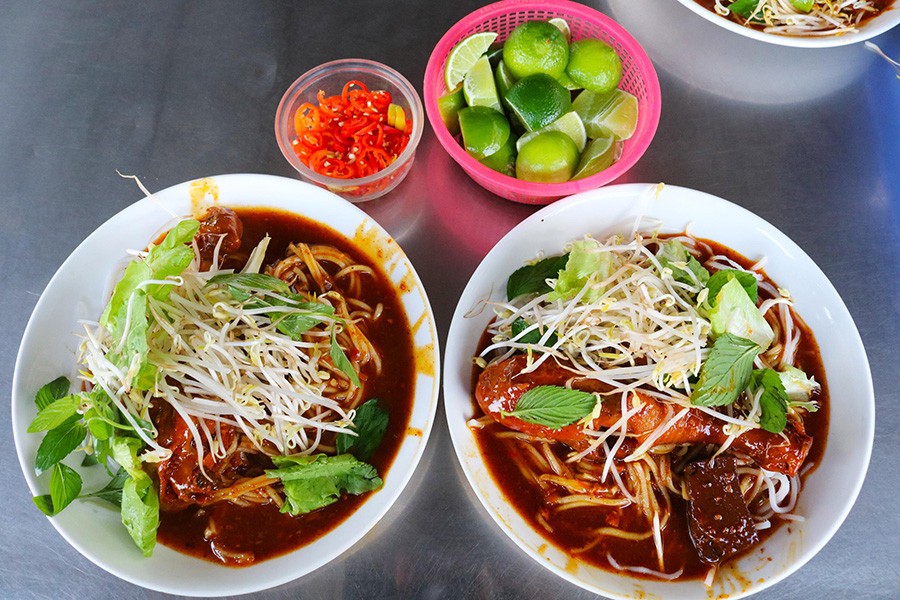 Mỗi phần bánh tầm cay chỉ có giá 20.000 VND nhưng đủ để bạn lưng lửng no luôn rồi đấy nhé