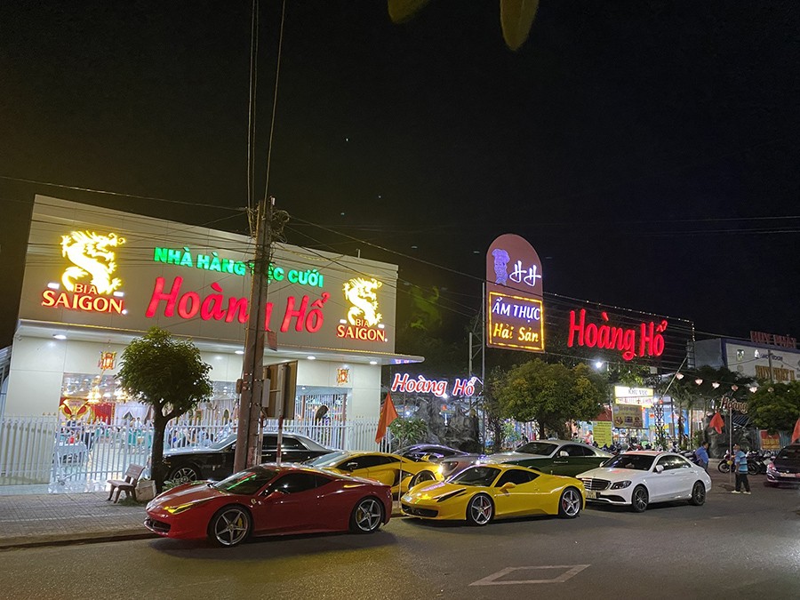 Nhà hàng Hoàng Hổ là nhà hàng có quy mô rất lớn, phục vụ cả khách cá nhân và khách tiệc