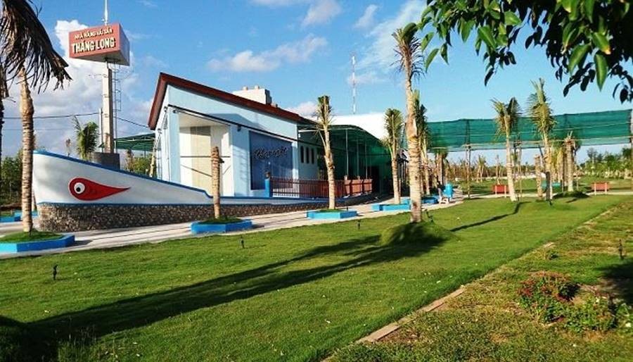 Nhà hàng hải sản Thăng Long với kiến trúc hình con thuyền độc đáo, sẵn sàng phục vụ thực khách những món ngon từ biển