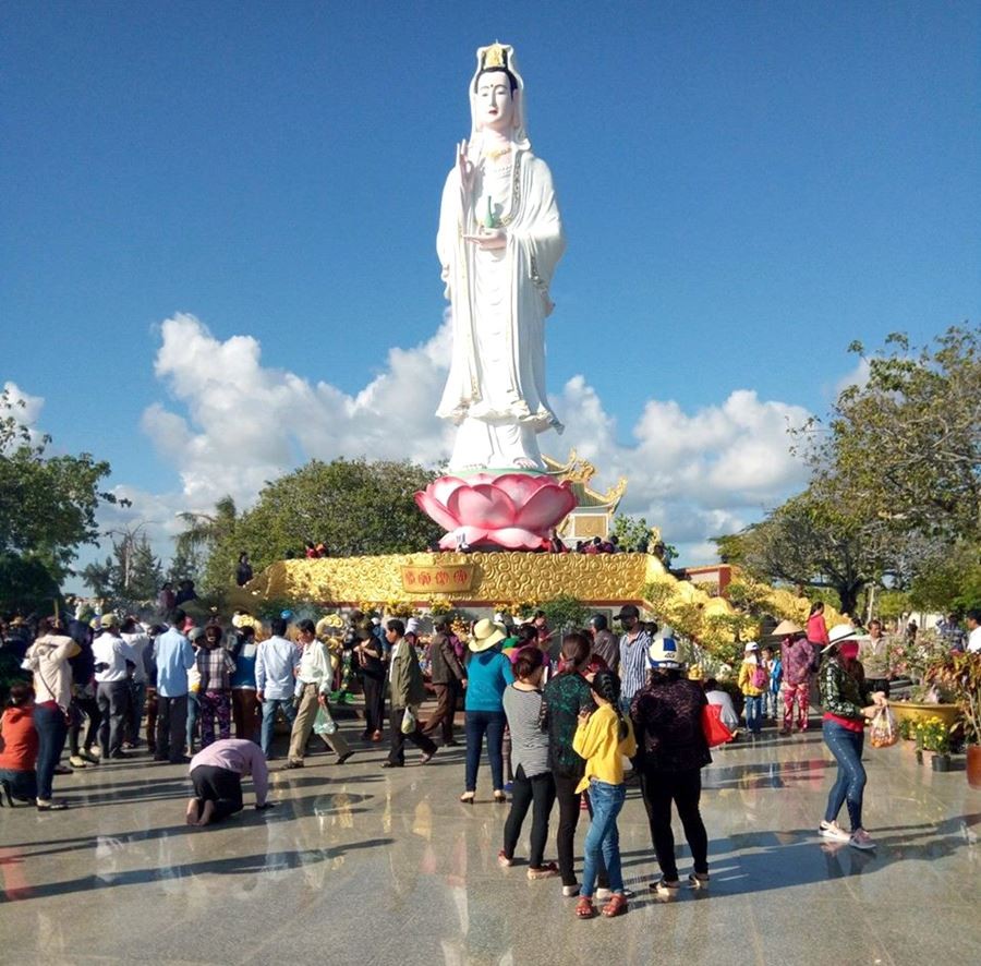 Tượng Phật Quan Âm cao 20m uy nghi hướng mặt ra Biển Đông tại Khu du lịch sinh thái Khai Long