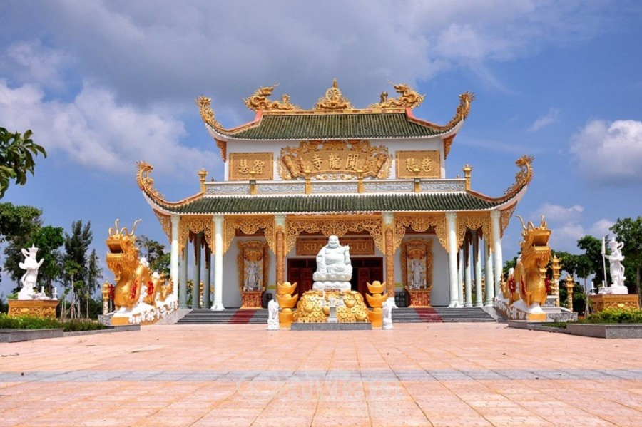 Khai Long Tự với kiến trúc độc đáo, sơn son thếp vàng rực rỡ trong lòng khu du lịch
