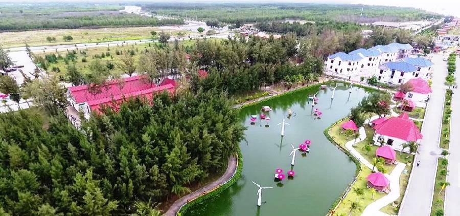 Công trình hồ nước kết hợp mô hình tuabin điện gió, tạo điểm nhấn độc đáo và lãng mạn tại Khai Long