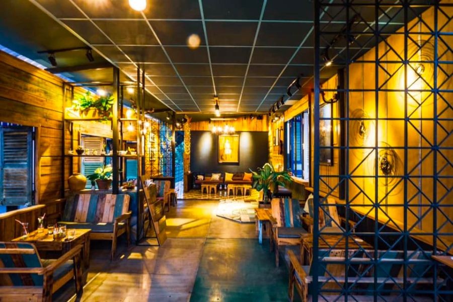Những bức tranh nghệ thuật được trưng bày tinh tế tại Art Coffee Nhiệt Đới