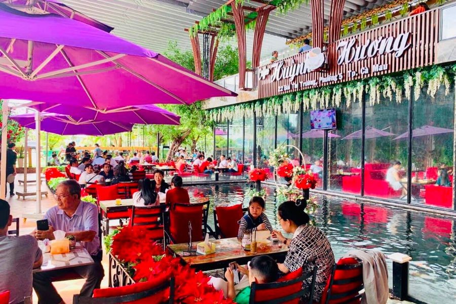 Một góc Huỳnh Hương Café với không gian rộng rãi và nhiều cây xanh