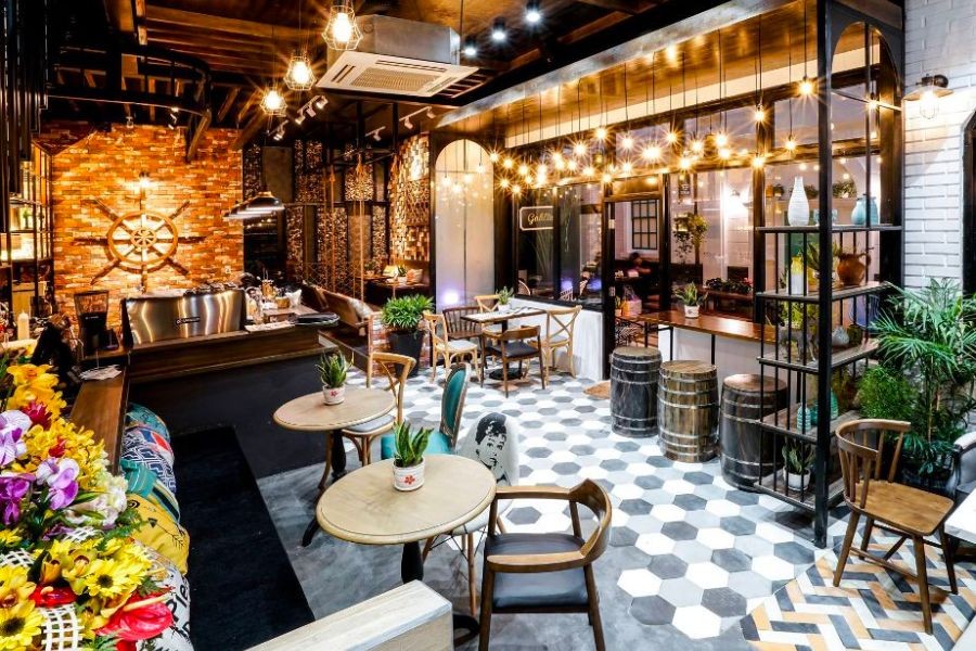 Không gian Đen Cafe với tông màu đen trắng sang trọng, hiện đại