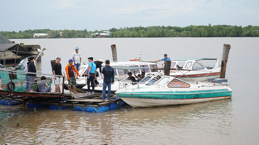 Đi tàu thuỷ đến Đất Mũi là một trải nghiệm cực thú vị mà bạn nên thử