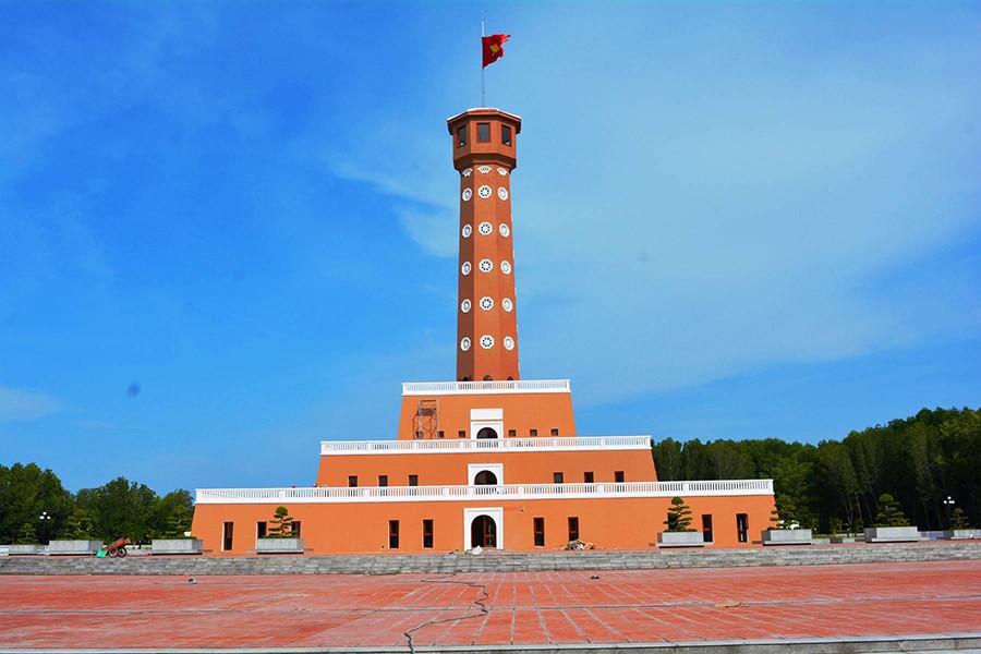 Cột cờ Hà Nội hùng vĩ tượng trưng cho niềm tự hào dân tộc