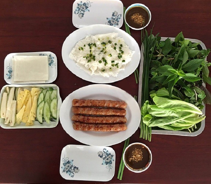 Nem nướng và bánh hỏi tươi ngon tại quán Thanh Hương