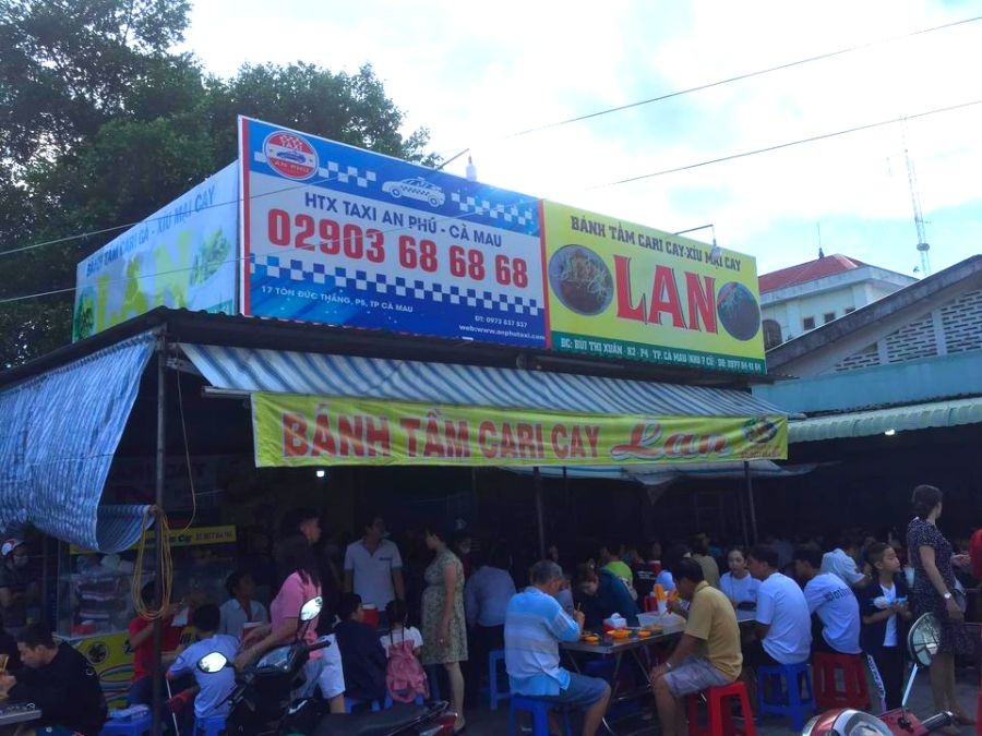 Cận cảnh tô bánh tầm cay Cà Mau đầy ắp topping tại quán Cô Lan