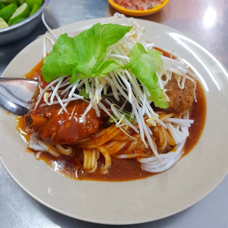 Tô bánh tầm cay Chú Đạo với sợi bánh dai ngon và viên xíu mại to tròn, đậm đà