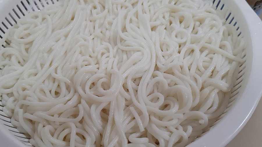 Sợi bánh tầm trắng ngần, dai mềm của Bánh tầm A Xi Giá