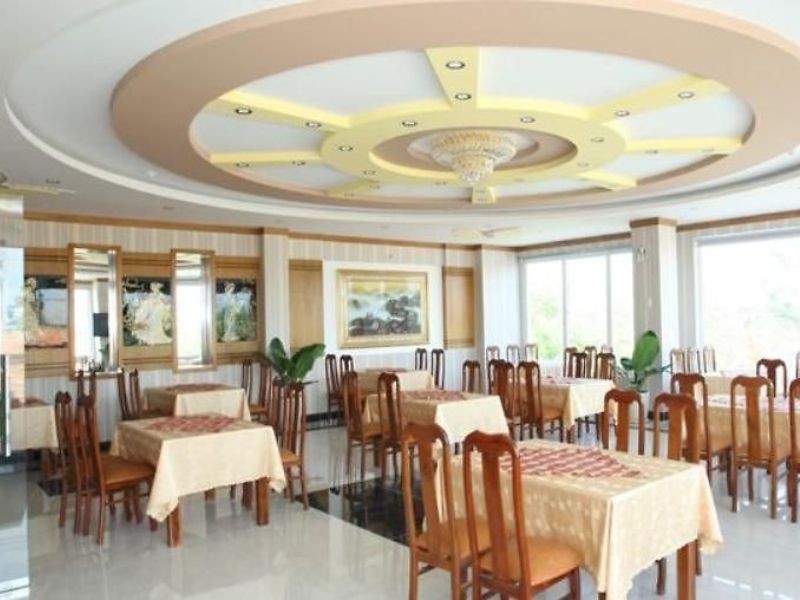 Không gian nhà hàng rộng rãi và thoáng mát