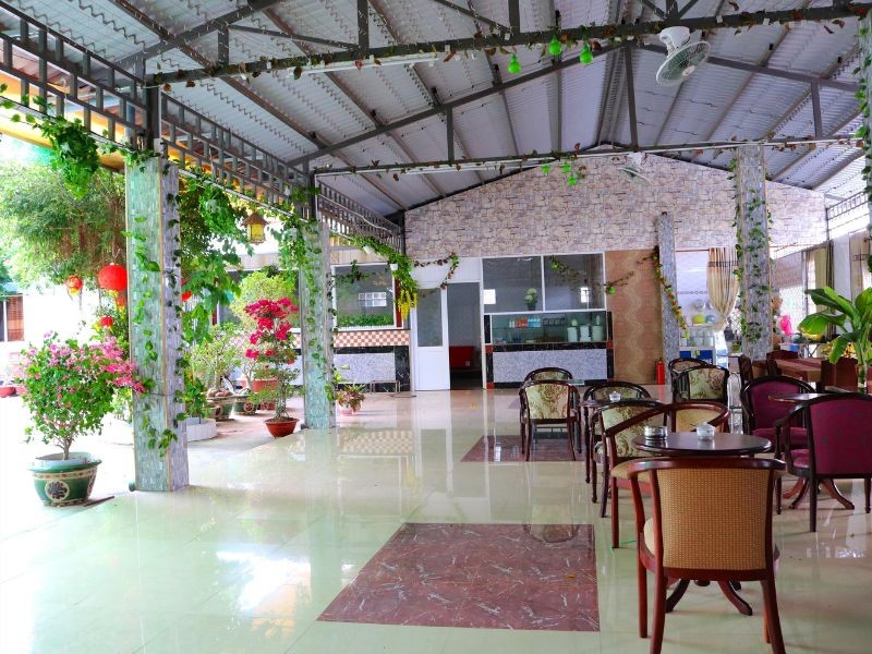 Bạn có thể thưởng thức nước uống và món ăn ngon ngay trong khuôn viên khách sạn