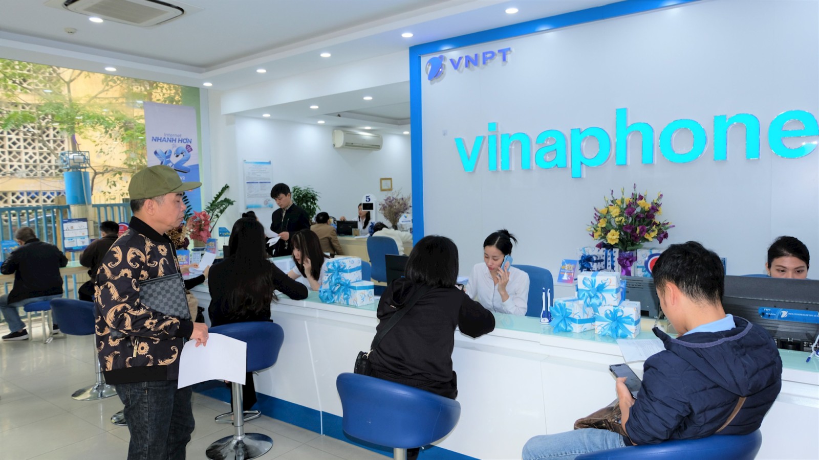 Người dùng đang gọi điện thoại với SIM VinaPhone đầu số 0827