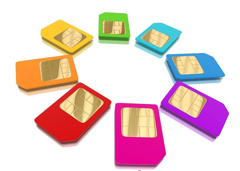 Người dùng đang thực hiện các thao tác trên điện thoại di động để mua SIM online hoặc đăng ký dịch vụ của nhà mạng