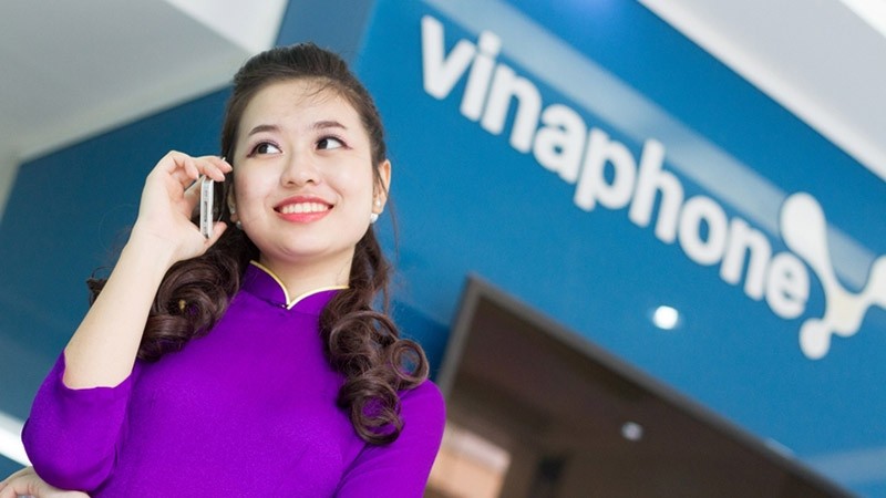 Người dùng tìm kiếm và lựa chọn sim số điện thoại đẹp trên giao diện máy tính hoặc điện thoại thông minh