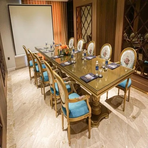 Sảnh hội nghị rộng rãi được trang bị đầy đủ