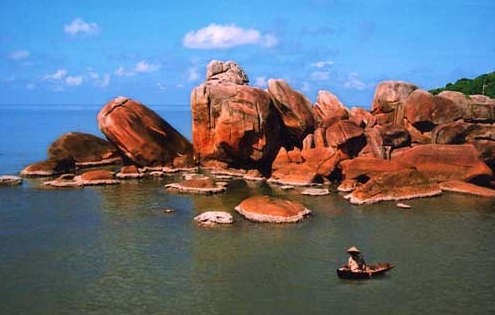 Hệ thống cầu nối Hòn Đá Bạc giữa các đảo, tạo điều kiện thuận lợi cho du khách tham quan