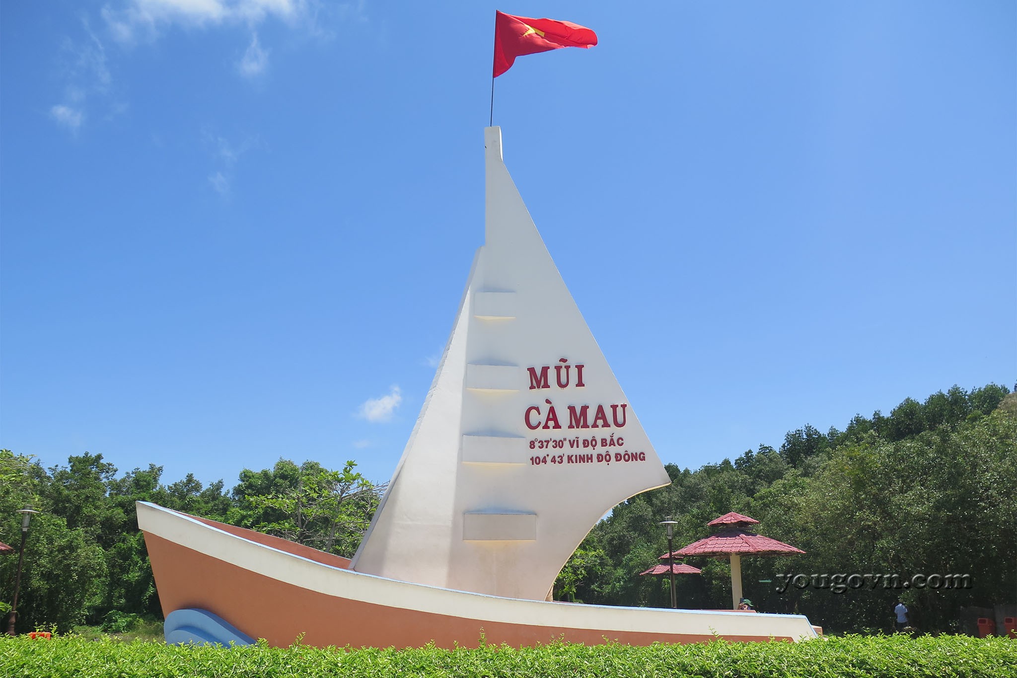 Tượng đài Mũi Cà Mau với hình ảnh con thuyền vươn ra biển lớn, biểu tượng của chủ quyền quốc gia