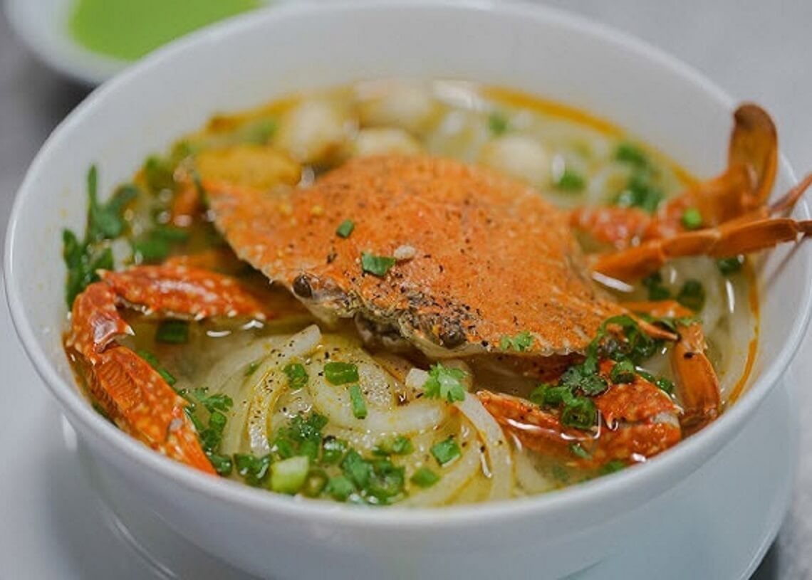 Tô bánh canh ghẹ Cần Thơ nóng hổi với màu sắc bắt mắt
