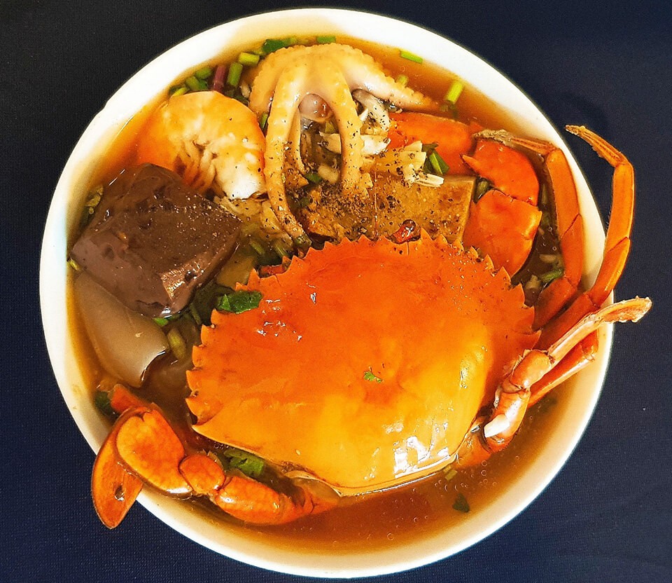 Bát bánh canh ghẹ Minh Thư đầy đặn với ghẹ tươi và nước dùng sánh mịn