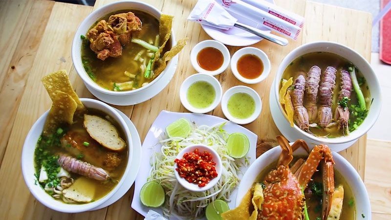 Tô bánh canh ghẹ Cà Mau với ghẹ tươi nguyên con và nước dùng đậm đà