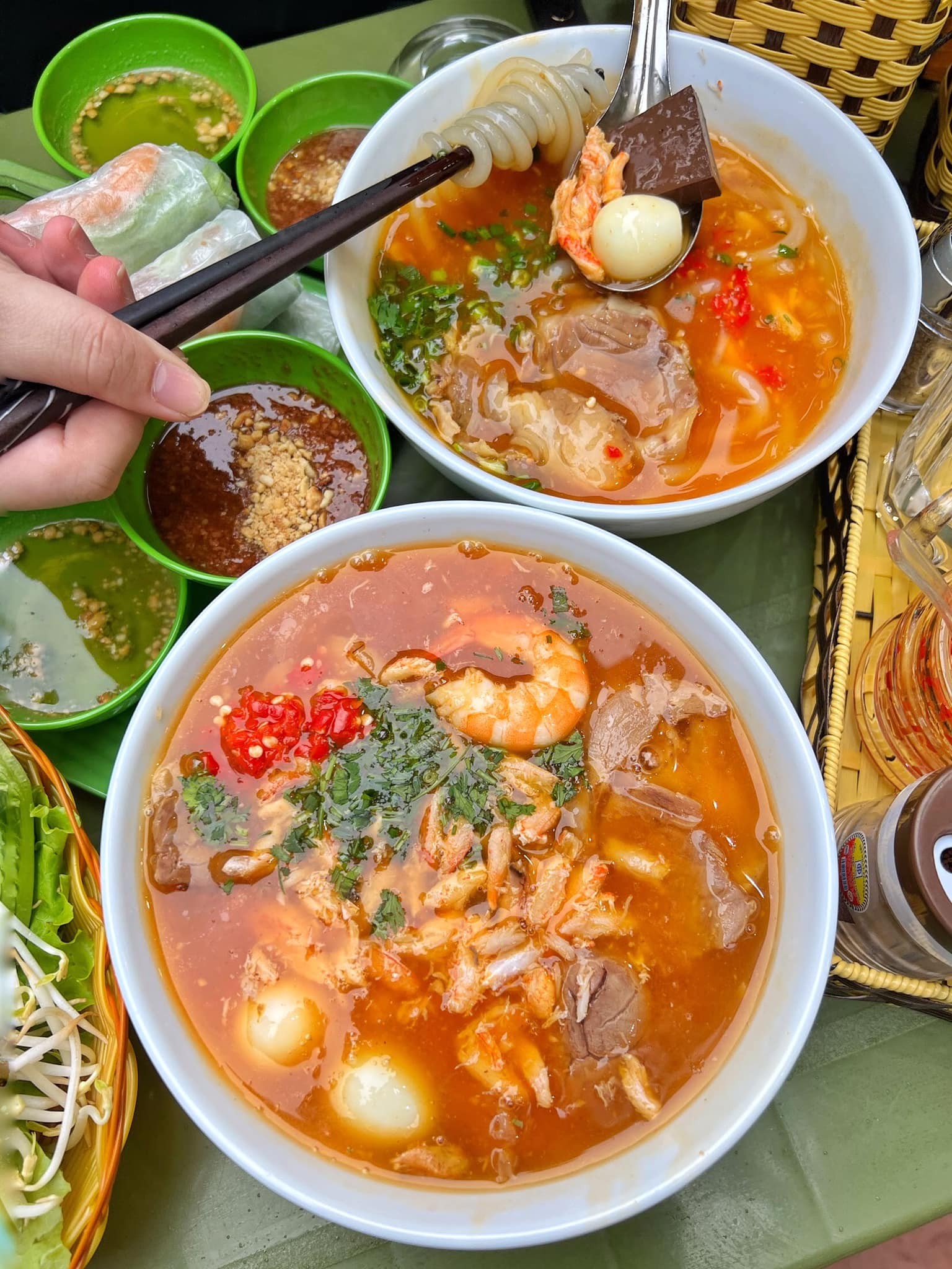 Bát bánh canh ghẹ 16h với sợi bánh canh to và nước dùng đậm vị