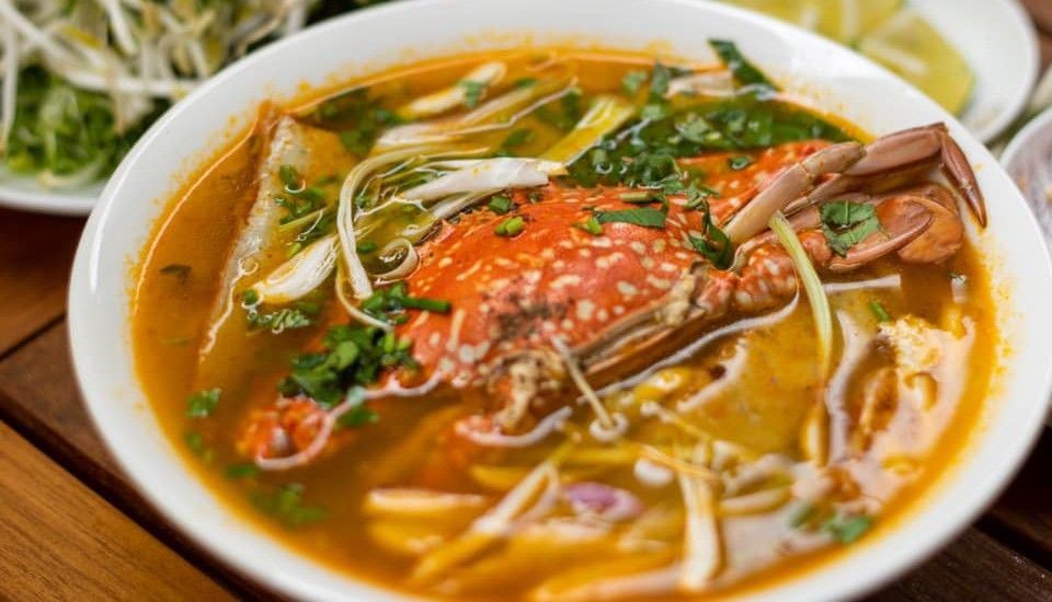 Tô bánh canh ghẹ tại Súp Cua Thái với nước dùng thơm lừng