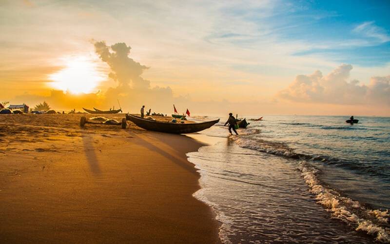 Bãi biển Khai Long với bờ cát mịn và rừng đước xanh