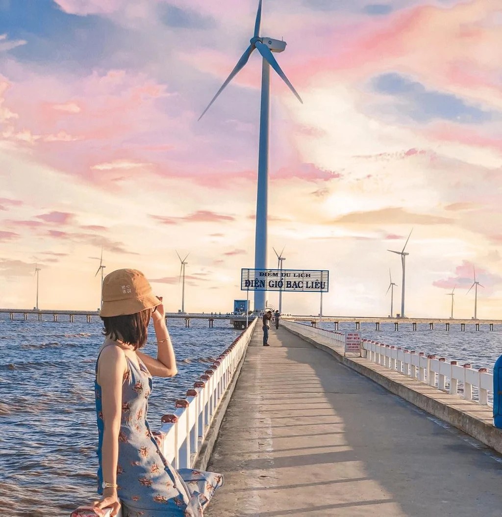 Cánh đồng điện gió Bạc Liêu với những turbine quay đều dưới bầu trời trong xanh