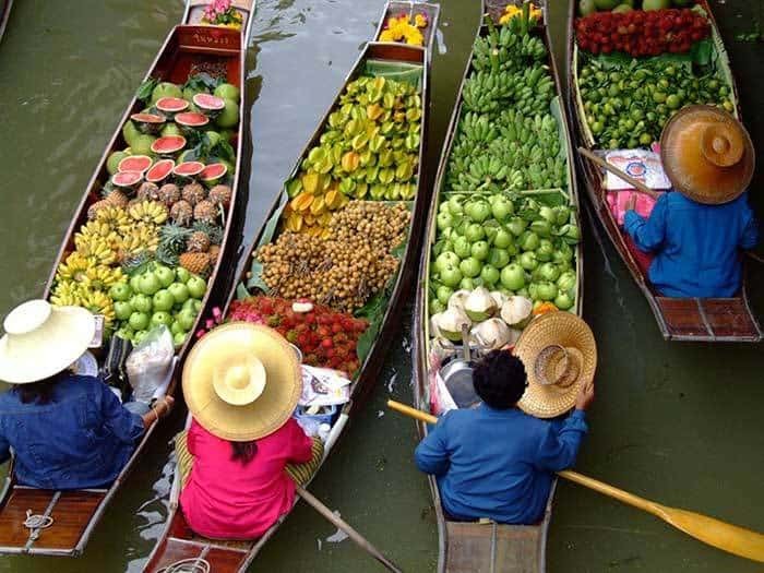 Các loại trái cây tươi ngon từ miệt vườn được bày bán đa dạng trên chợ nổi Cà Mau