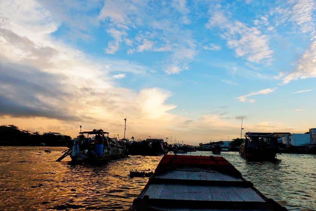 Khung cảnh yên bình của chợ nổi Cà Mau vào buổi chiều tà, với những chiếc ghe neo đậu