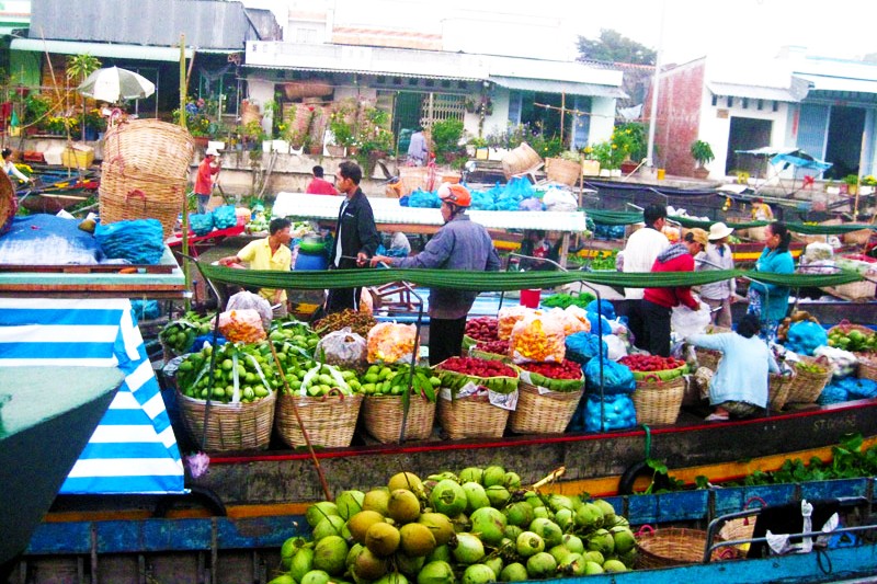 Chợ nổi Cà Mau tấp nập ghe thuyền bán đủ loại trái cây và đặc sản