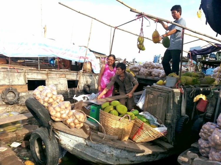 Du khách trải nghiệm mua sắm và giao lưu với người bán hàng thân thiện trên chợ nổi Cà Mau