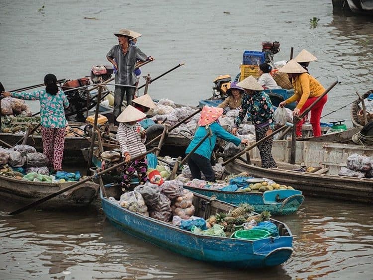 Những chiếc ghe xuồng tấp nập buôn bán trên chợ nổi Cà Mau vào buổi sáng sớm