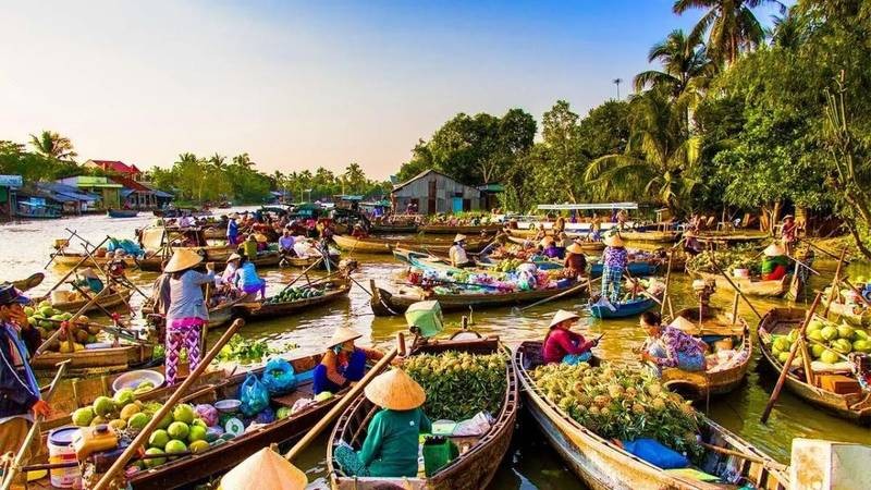 Chợ nổi Cà Mau với các ghe thuyền bán hàng trên sông