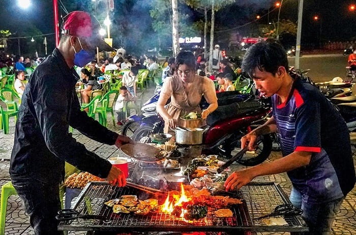 Các quầy hàng ẩm thực đa dạng tại chợ đêm Cà Mau
