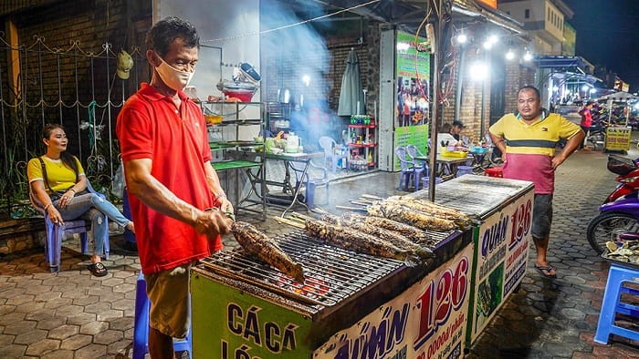 Cẩn trọng giữ gìn tài sản cá nhân khi tham quan chợ đêm Cà Mau đông người