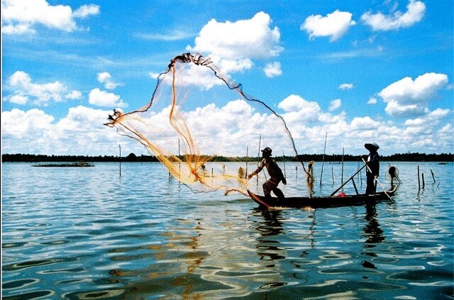 Khung cảnh Đầm Thị Tường với những căn chòi đơn sơ của người dân