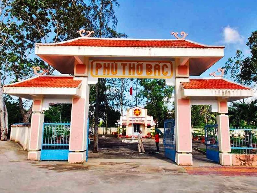 Tham quan Đền thờ Bác Hồ ở Thới Bình